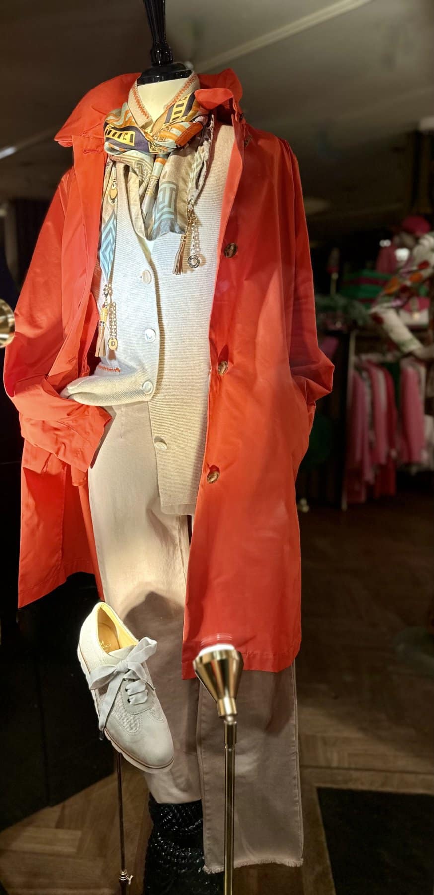 oranje regen jas verkrijgbaar bij dames mode modici