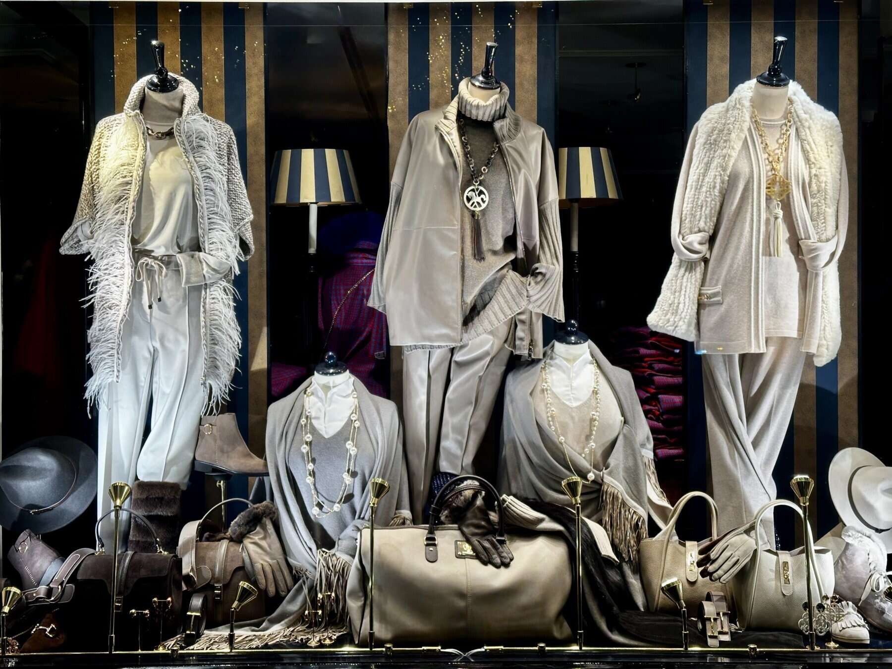 Taupe Etalage Met Grijs