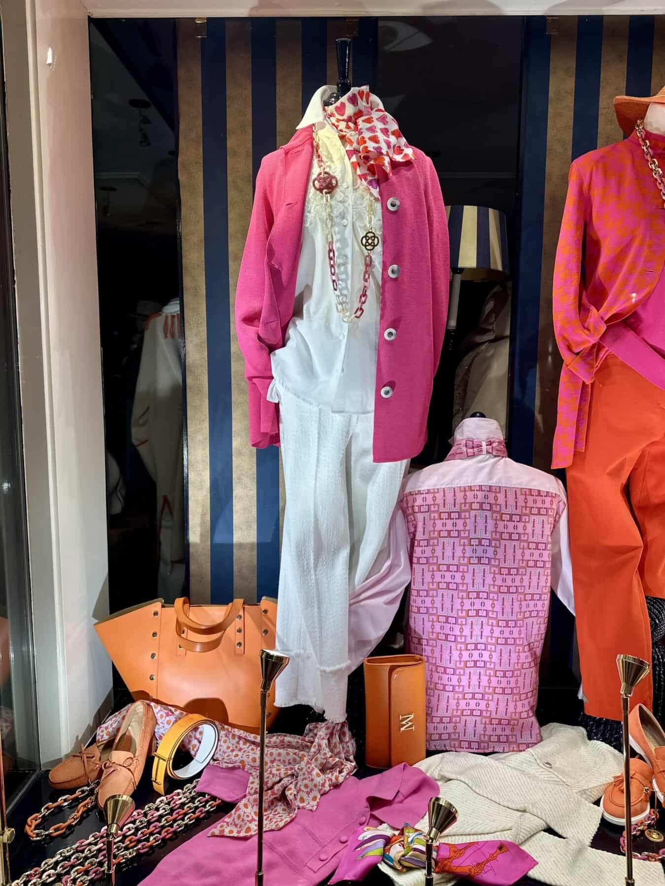 Modici kleurrijke damesmode met roze en oranje outfits en accessoires.