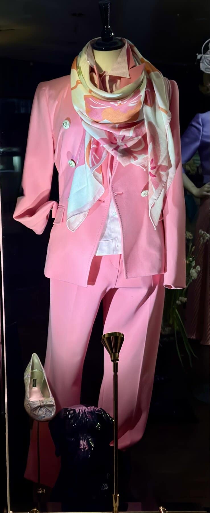 Modici roze damespak met kleurrijke sjaal, elegant en stijlvol voor elke gelegenheid.