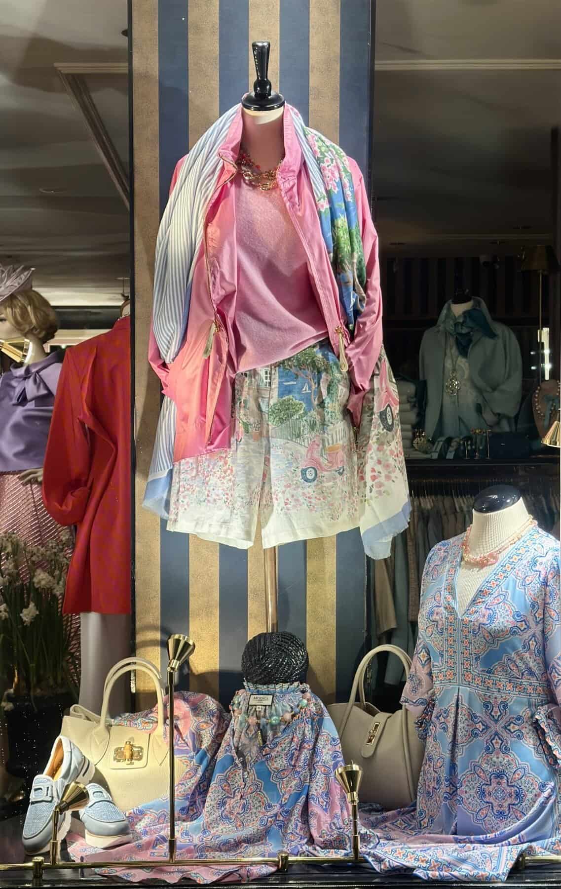 Modici damesmode winkel met kleurrijke kleding en accessoires.