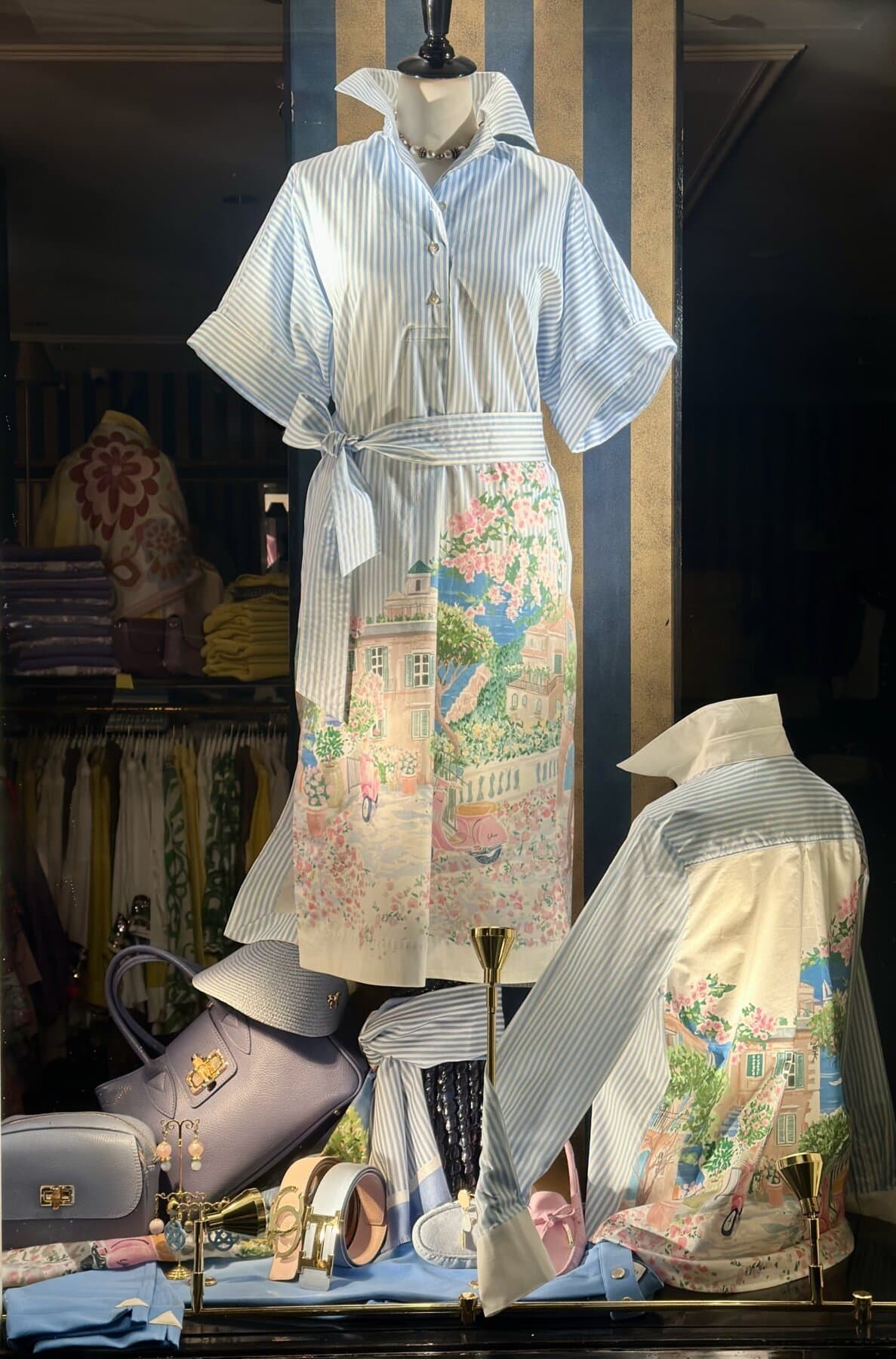 Zomerse jurk met pastelkleuren en strepen, modieus en comfortabel voor de zomer.