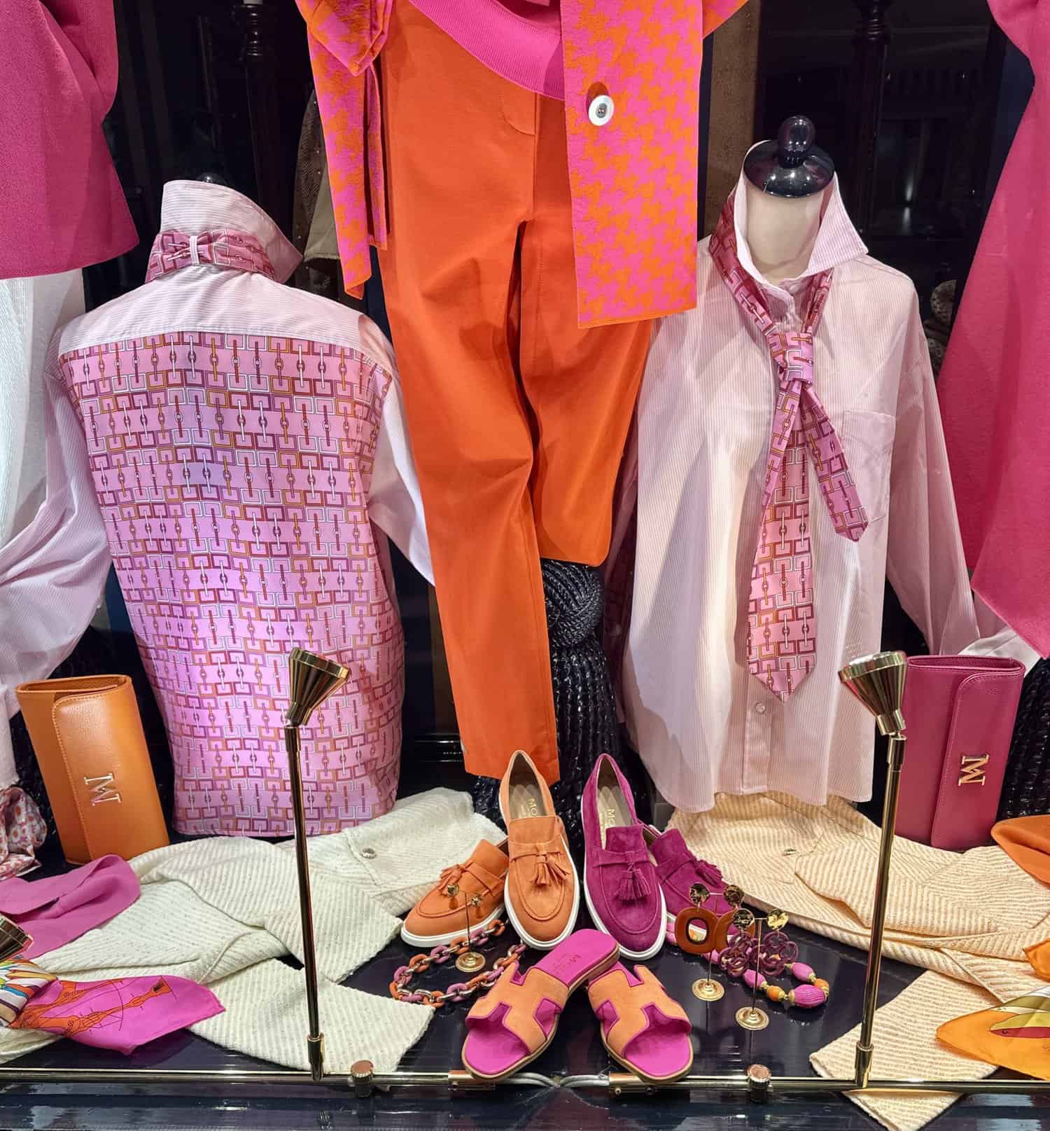 Modici modewinkel met kleurrijke kleding en accessoires voor vrouwen.