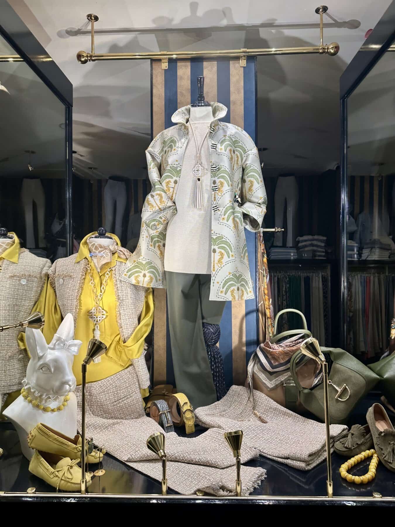 Luxe dameskleding en accessoires bij Modici, met stijlvolle outfits en elegante details voor elke ge.