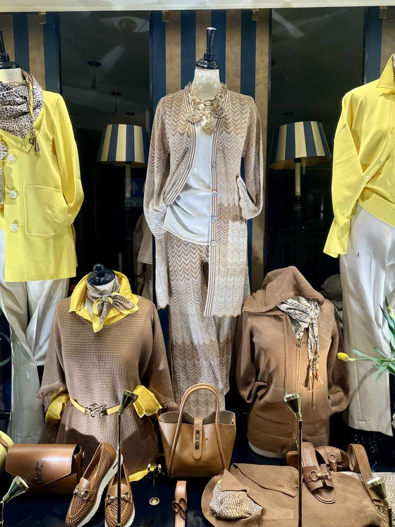 Modici modecollectie met kleding en accessoires in warme tinten.