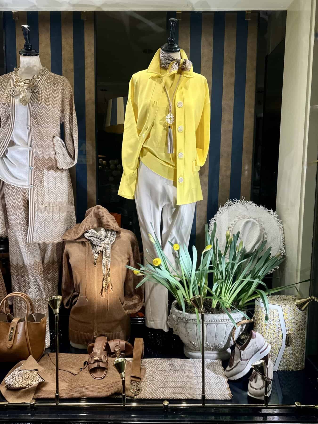 Modieuze dameskleding en accessoires in de etalage van Modici winkel.