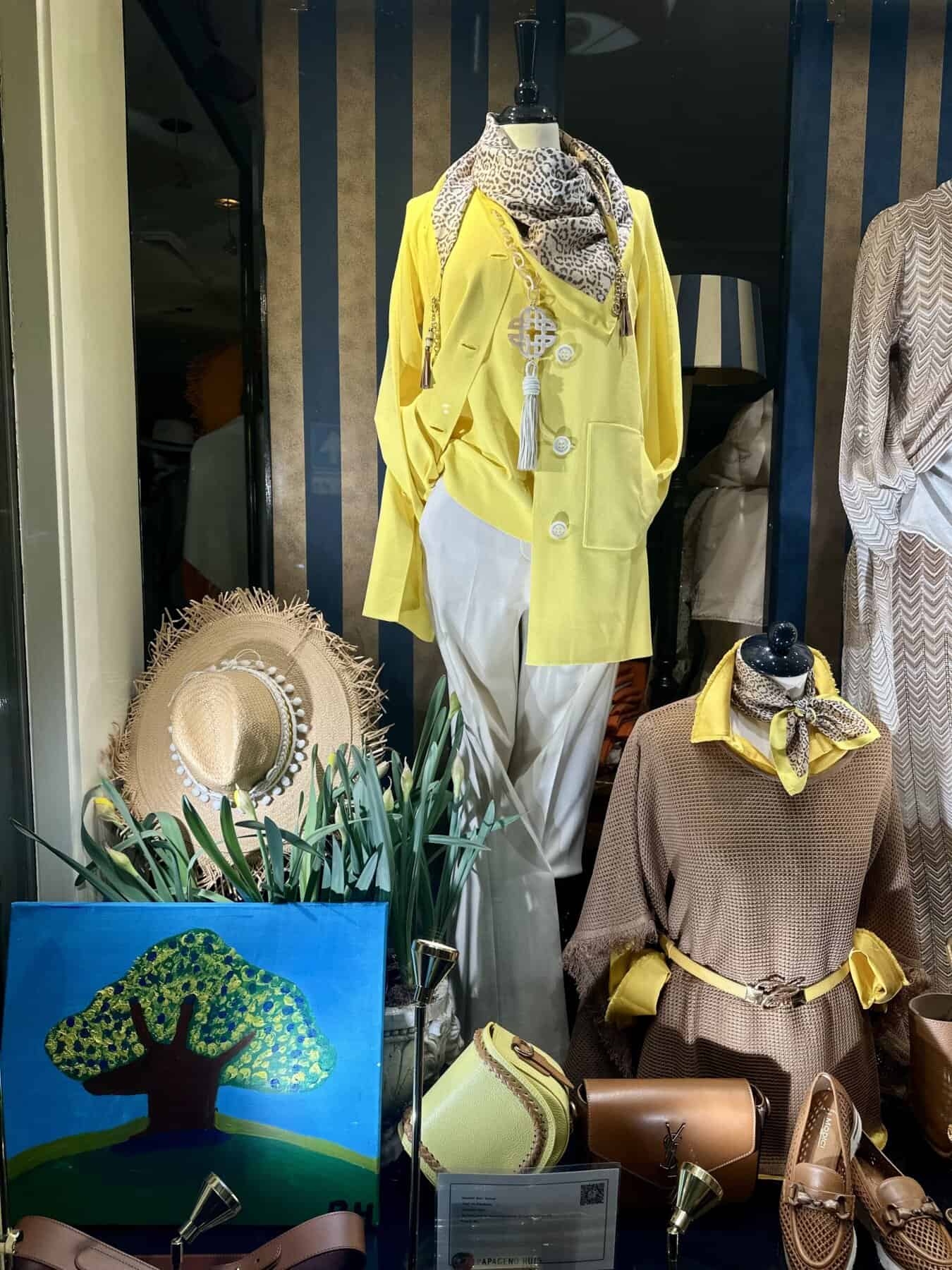 Geel en neutrale modeaccessoires voor de zomer.