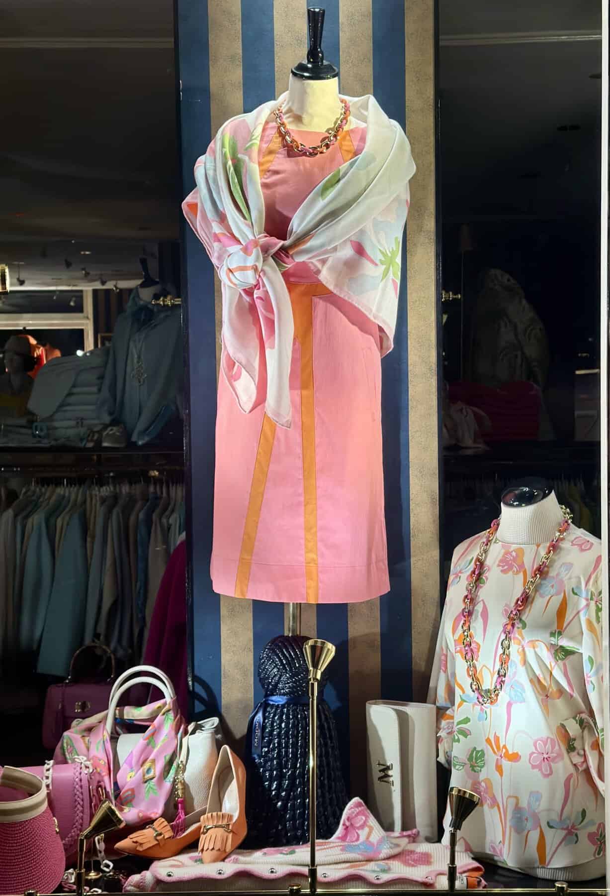 Modici damesjurk met kleurrijke accessoires en sjaal, elegante mode voor vrouwen.