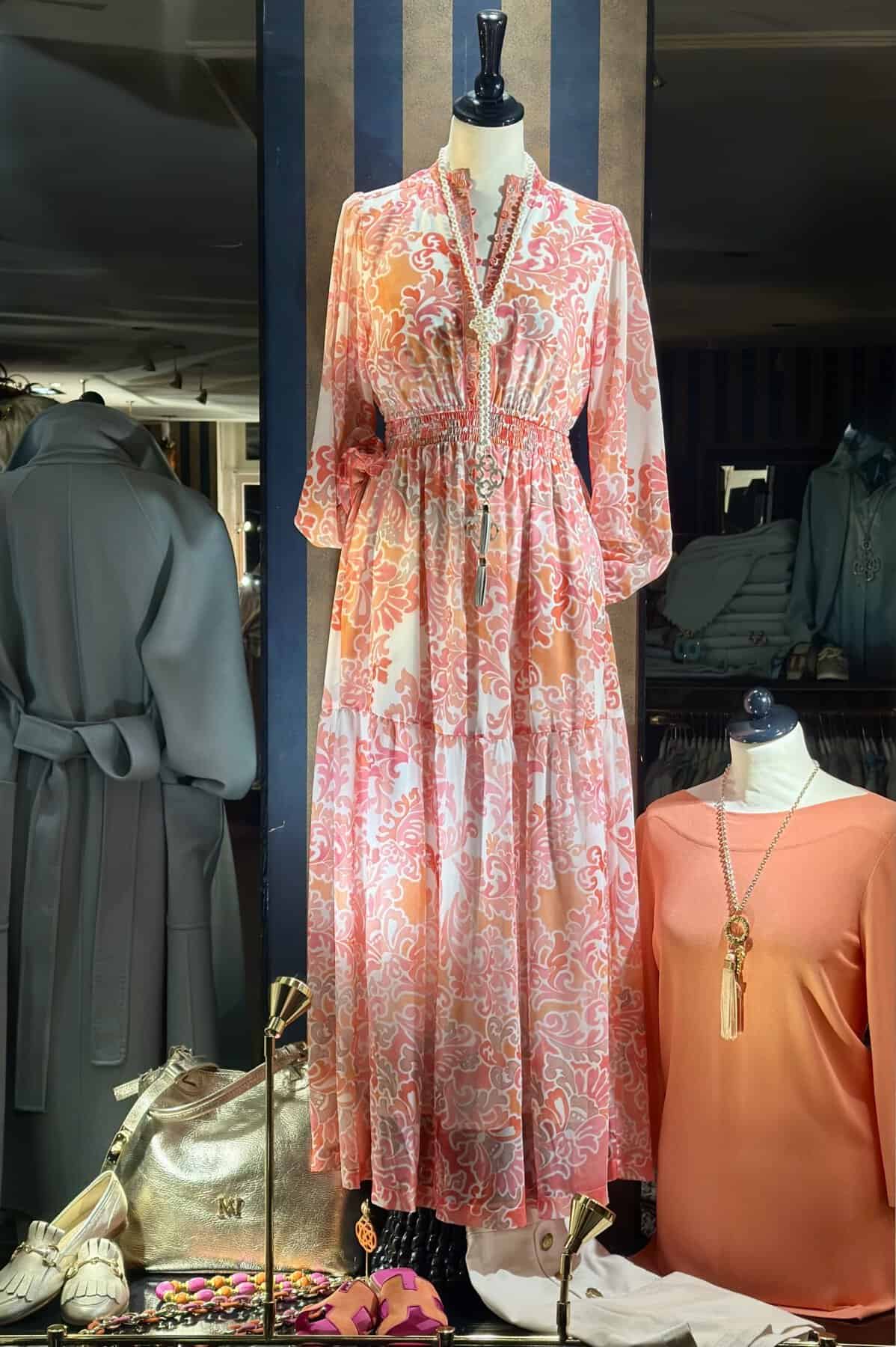 Zomerjurk met bloemenprint, lange mouwen en tailleband, perfect voor zomerse dagen.